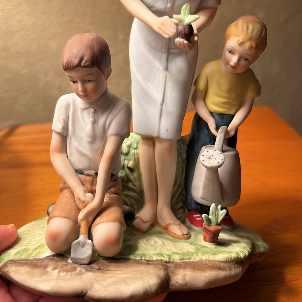 Authentic Norman Rockwell Figurine
Planting the Garden. Mint condition - Picture 6 of 11
